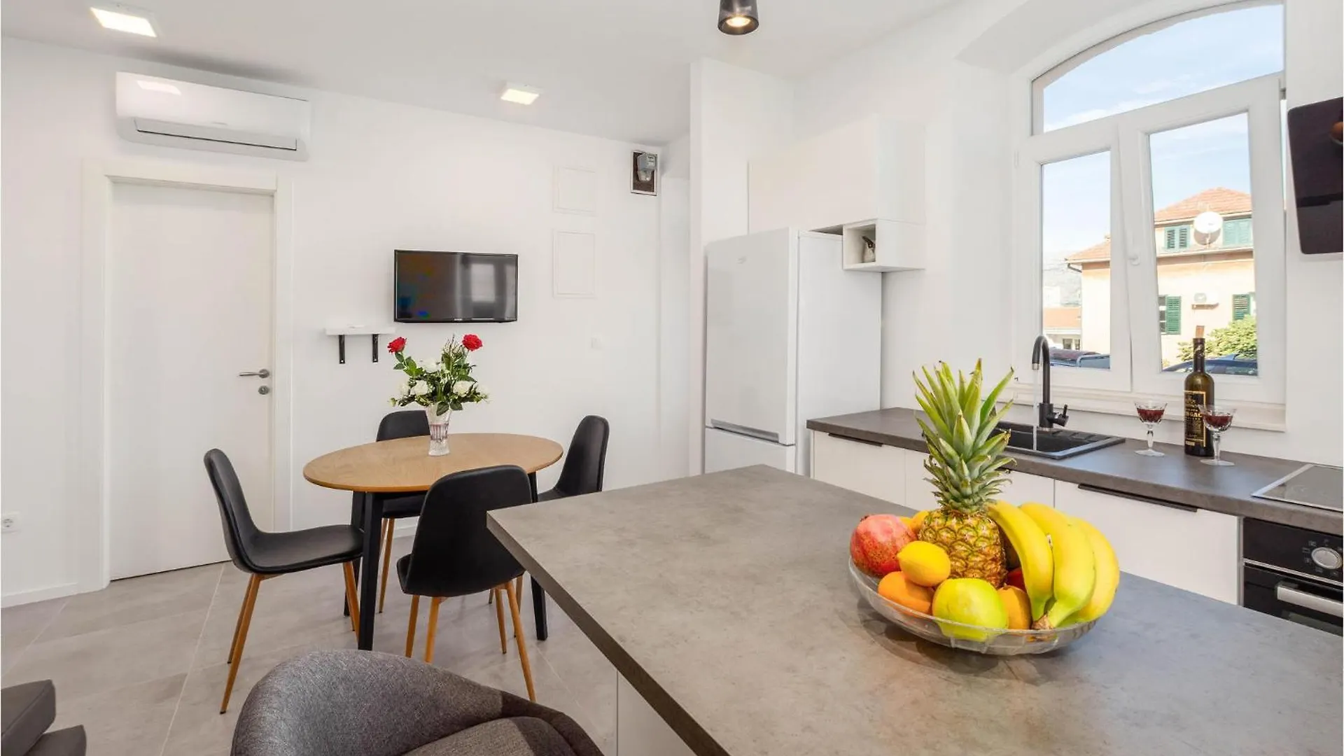 Gorgeous Apartment In Split With Kitchen
