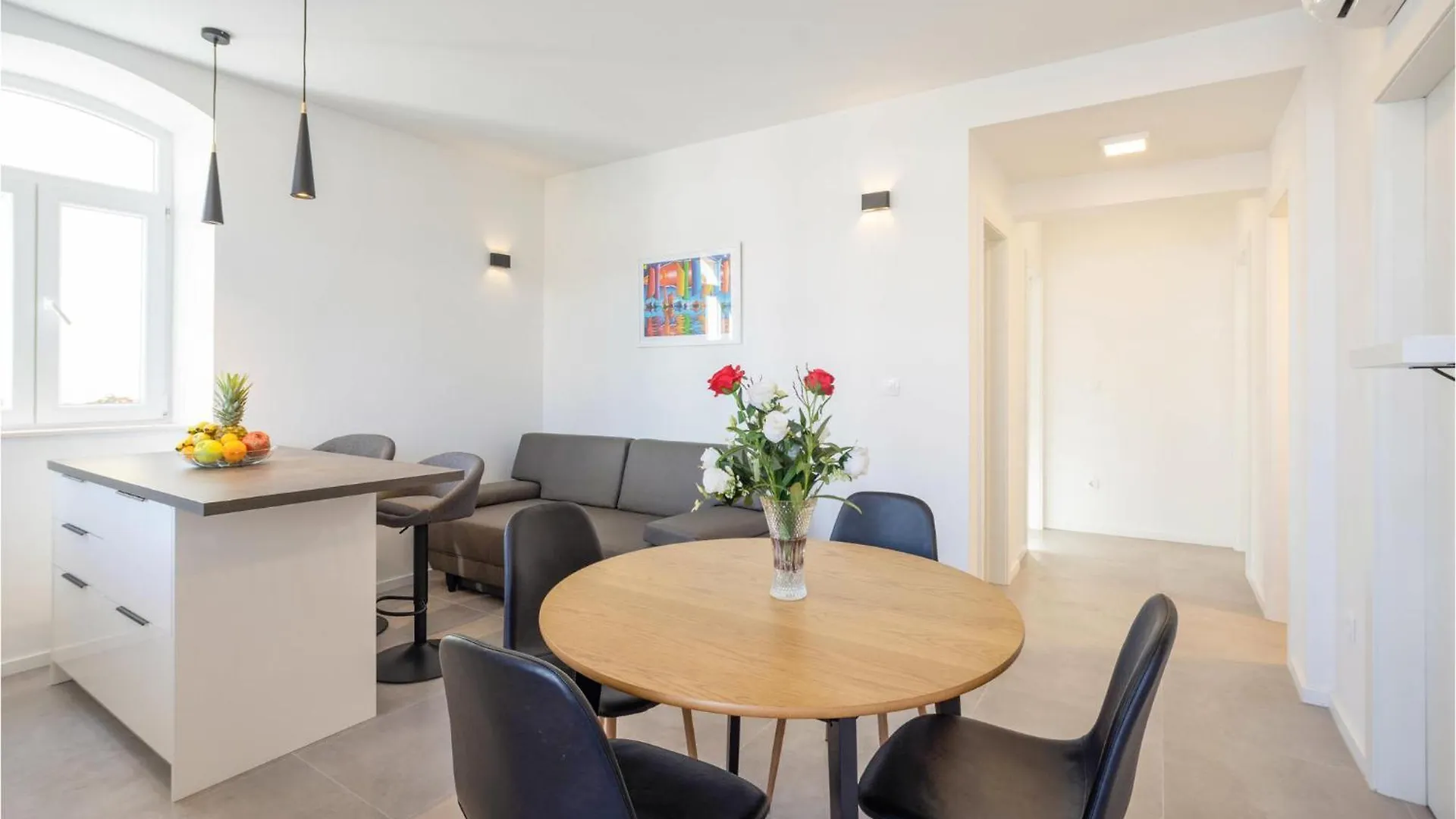 Gorgeous Apartment In Split With Kitchen
